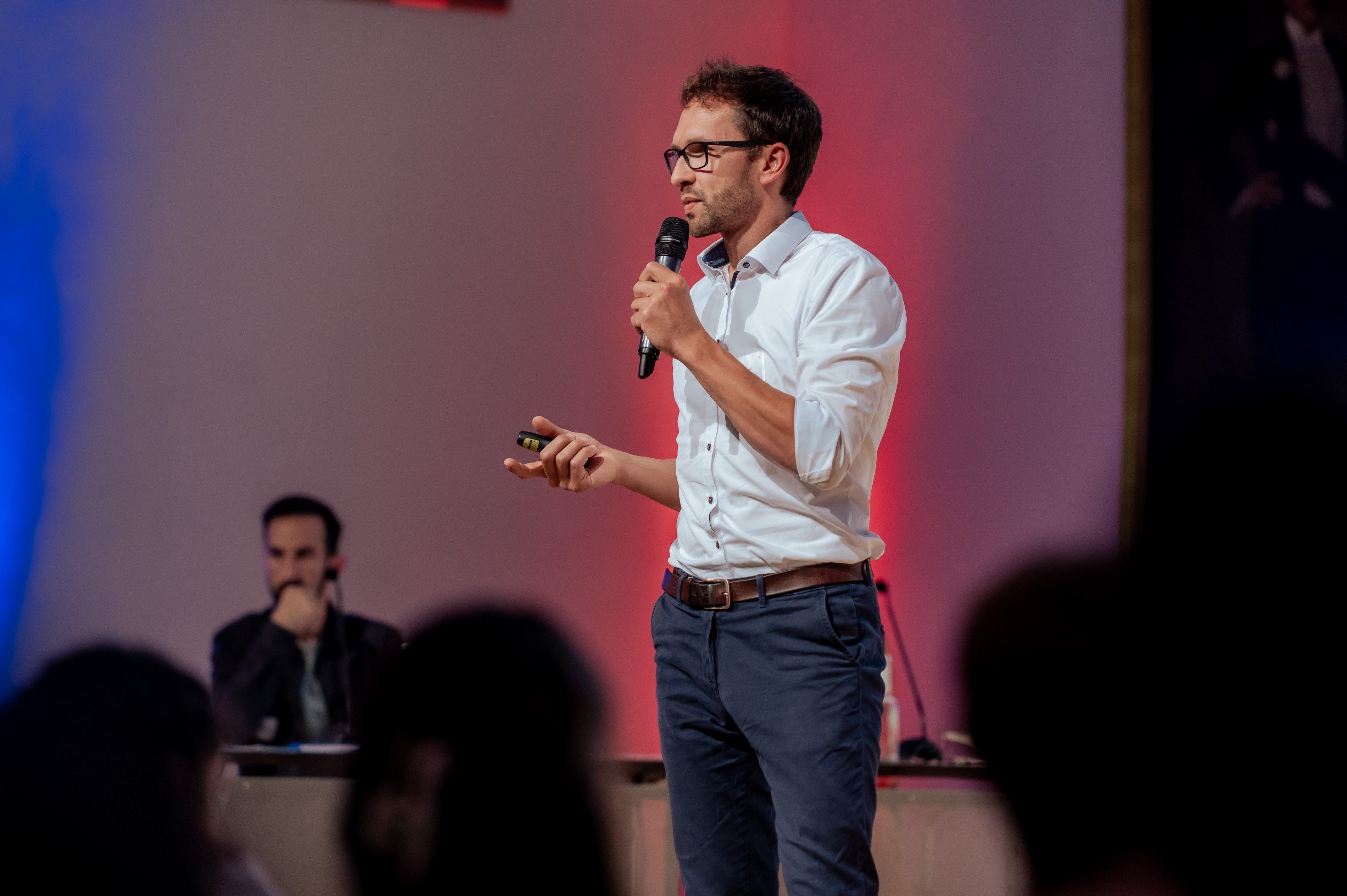 Dr. Christian Kaiser bei einem Vortrag auf der Bühne