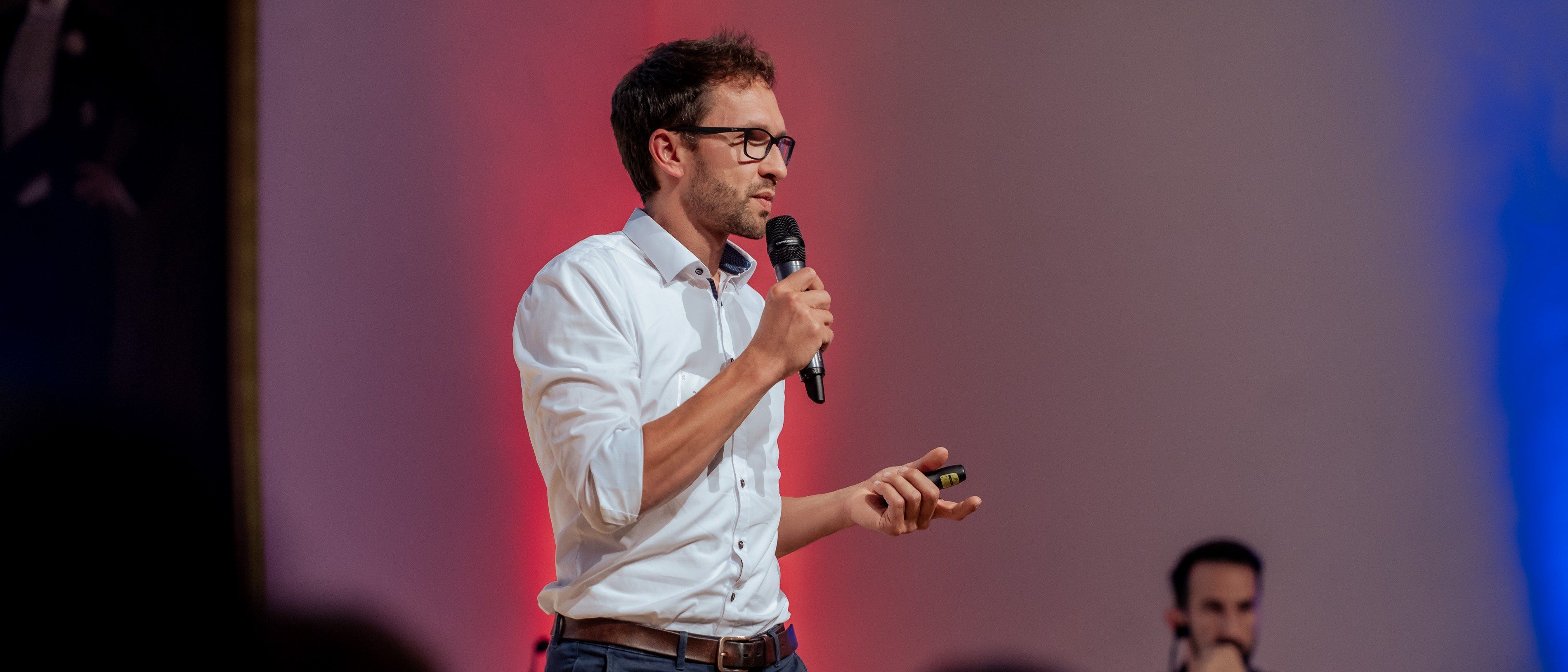 Dr. Christian Kaiser bei einem Vortrag auf der Bühne